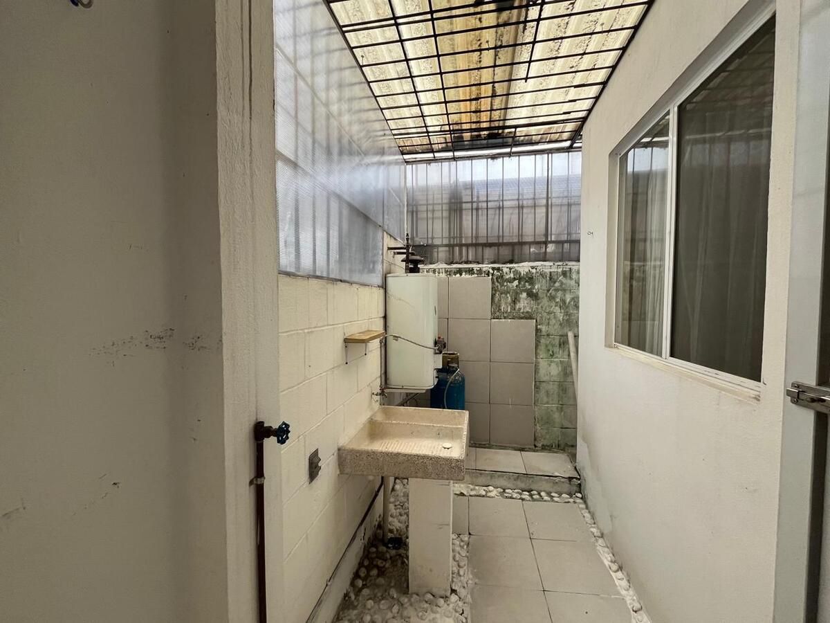 9 de 24: PATIO DE SERVICIO