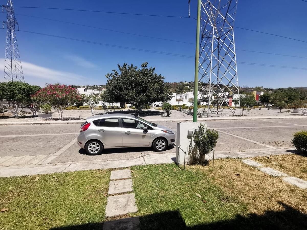 23 de 24: CAMELLÓN FRENTE A LA CASA