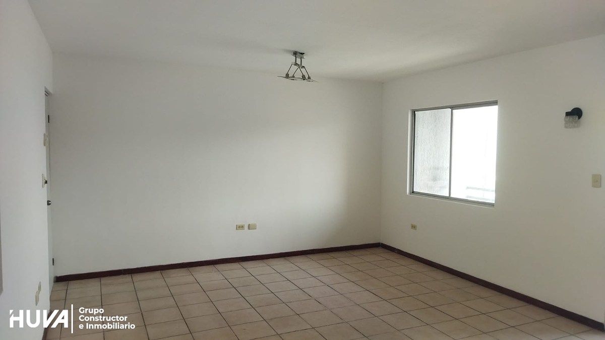 5 de 19: Vista desde el comedor hacia la sala.