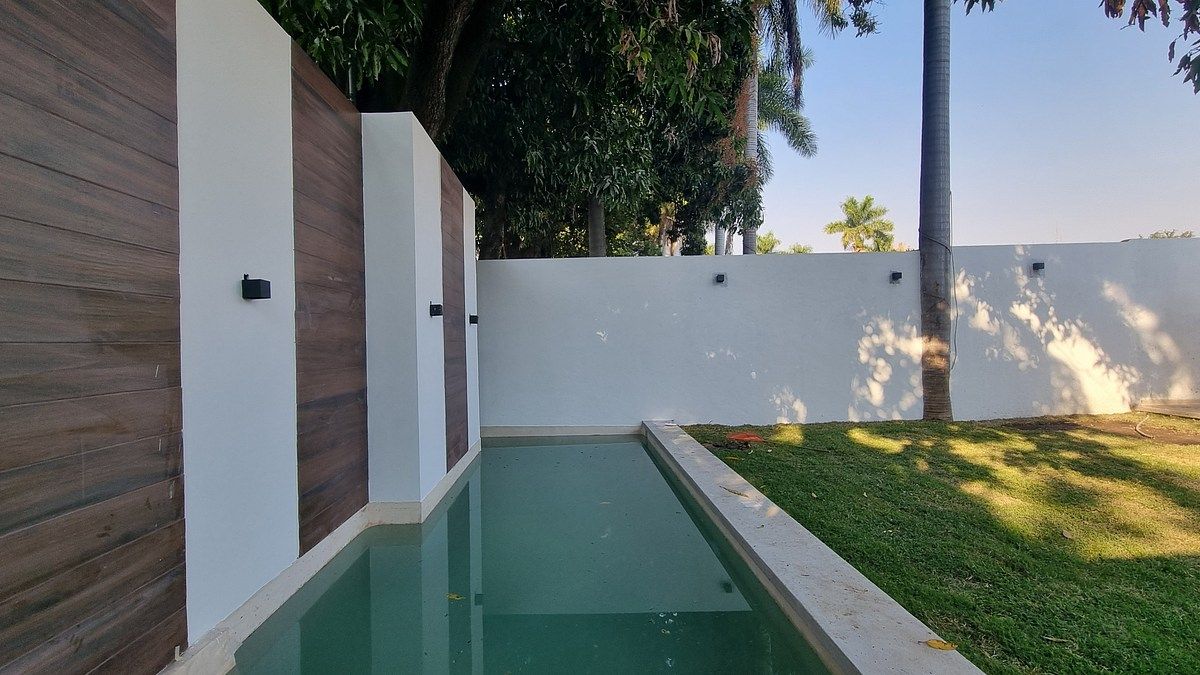 2 de 18: Alberca con terminado en chukum y barra de hidromasaje
