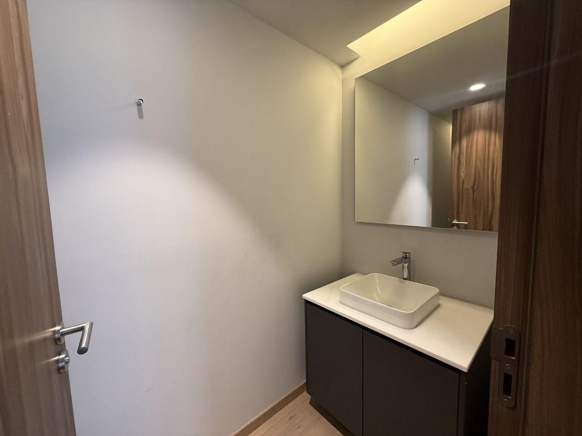 10 of 18: baño de visitas