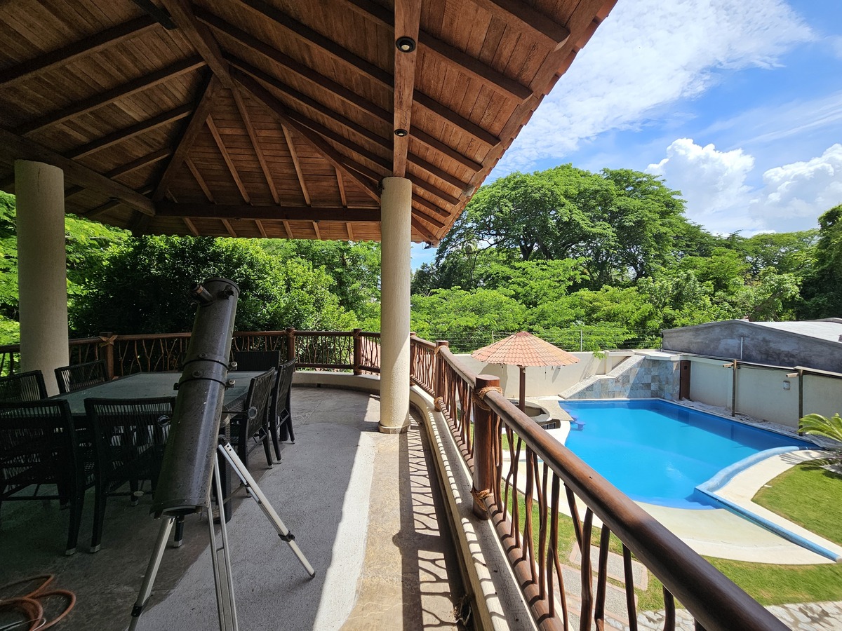 13 of 30: Terraza  en 2do nivel  con vista panorámica a la alberca