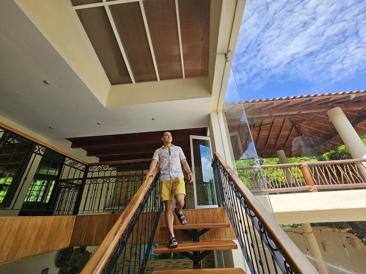 16 de 30: Escalera de madera de Parota y cristal de la venta es templa
