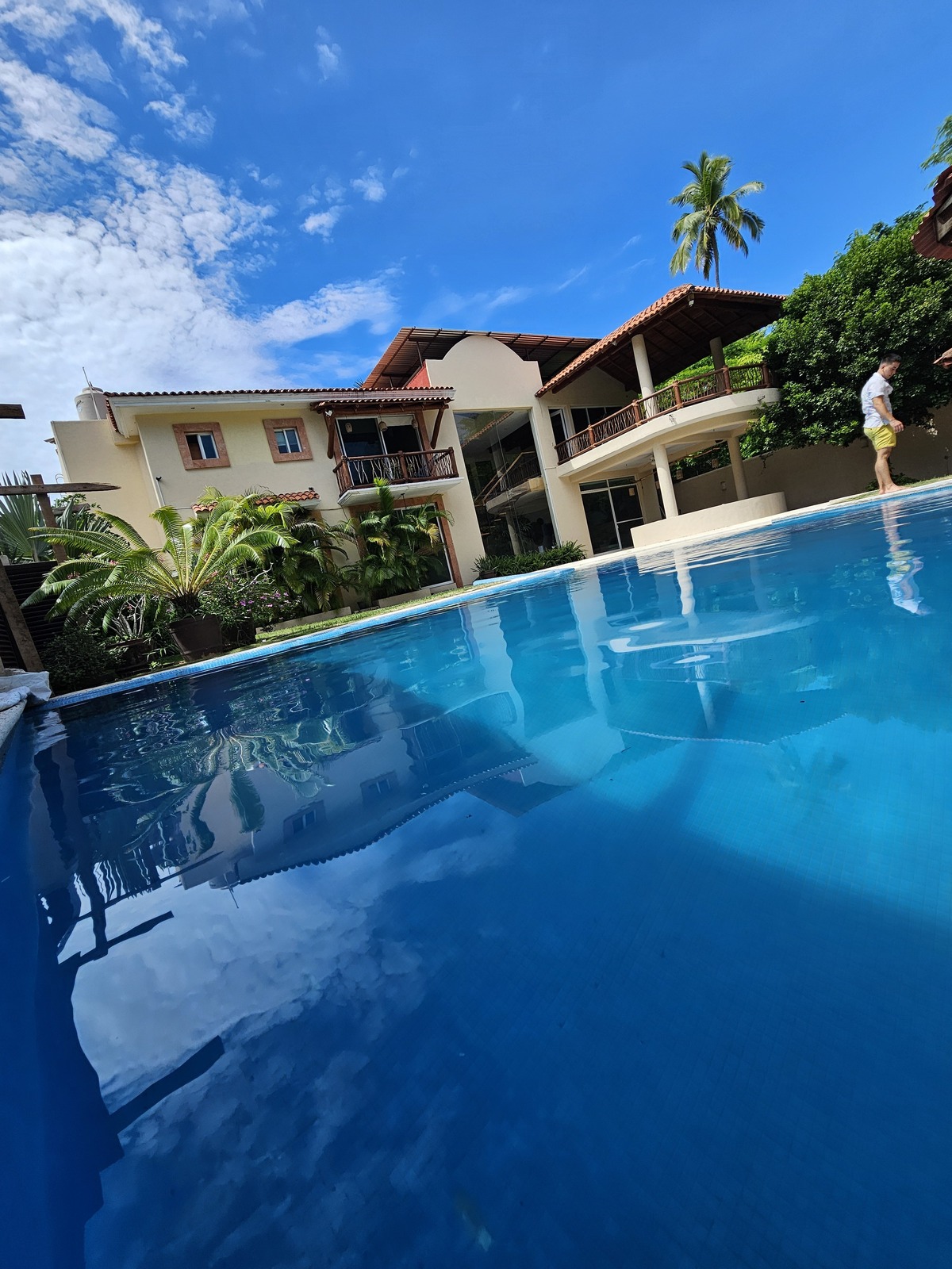 21 of 30: Alberca con 70,000 lts de agya