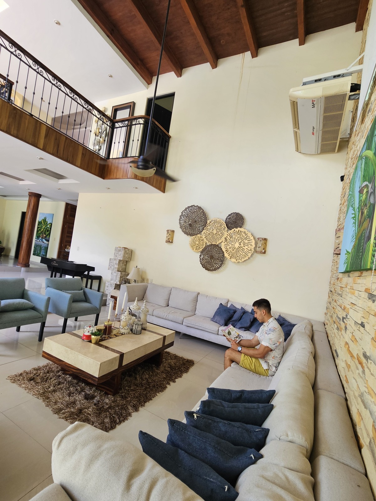 24 of 30: Sala con aire acondicionado de doble altura