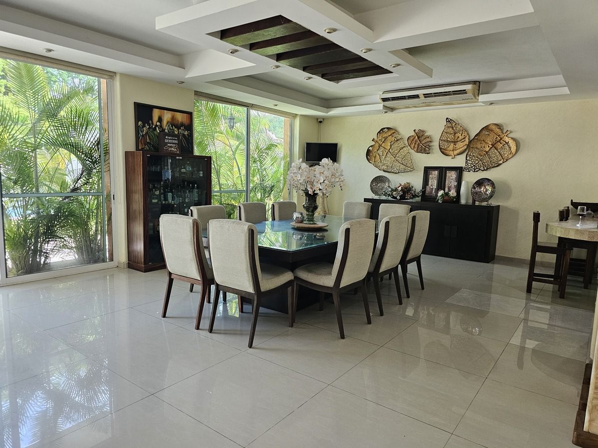 26 de 30: Comedor diseñado para la casa con 10 sillas