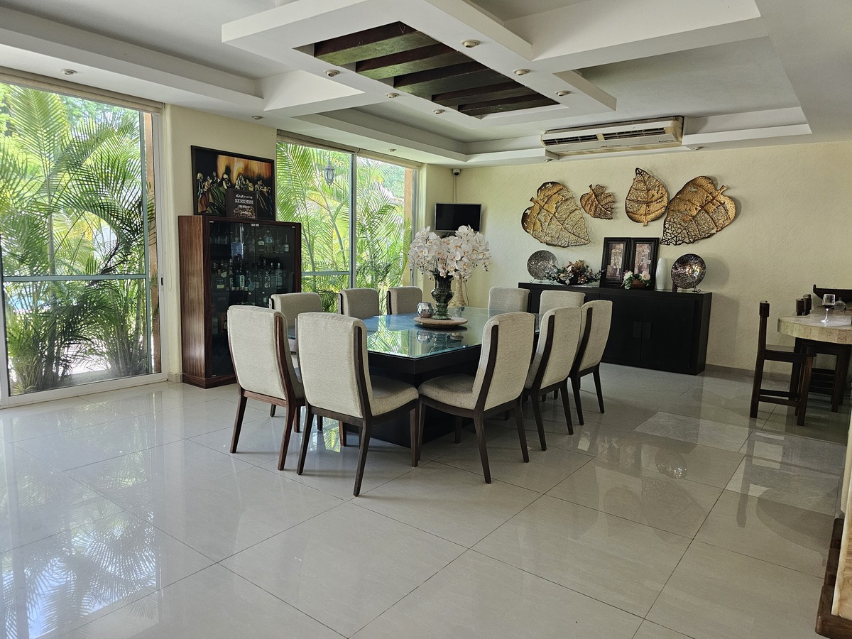 26 of 30: Comedor diseñado para la casa con 10 sillas