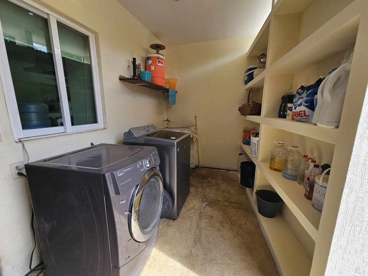 27 of 30: Area de servicio con espacio para guardado