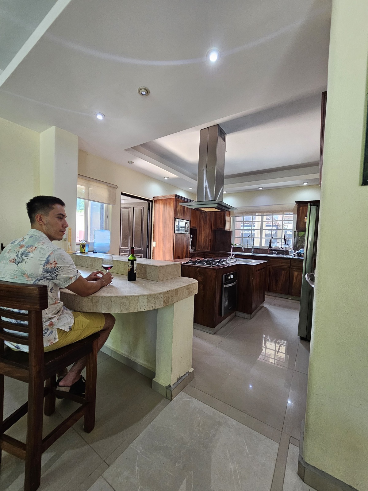 28 of 30: Amplia barra desayunador integrada a la cocina