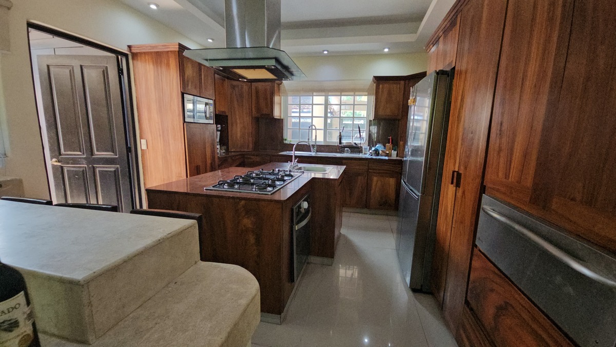 30 of 30: Cocina nueva de parota resistente a la humedad