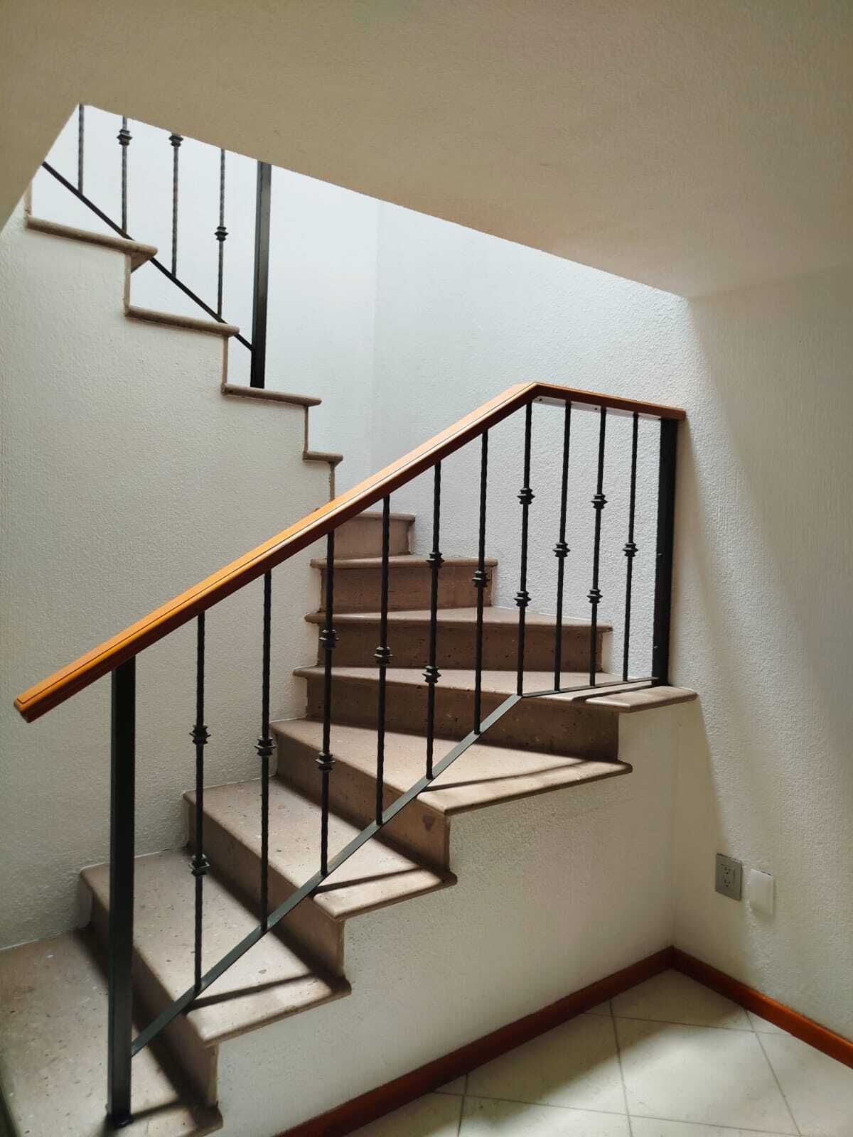 5 de 25: Escalera a segundo nivel