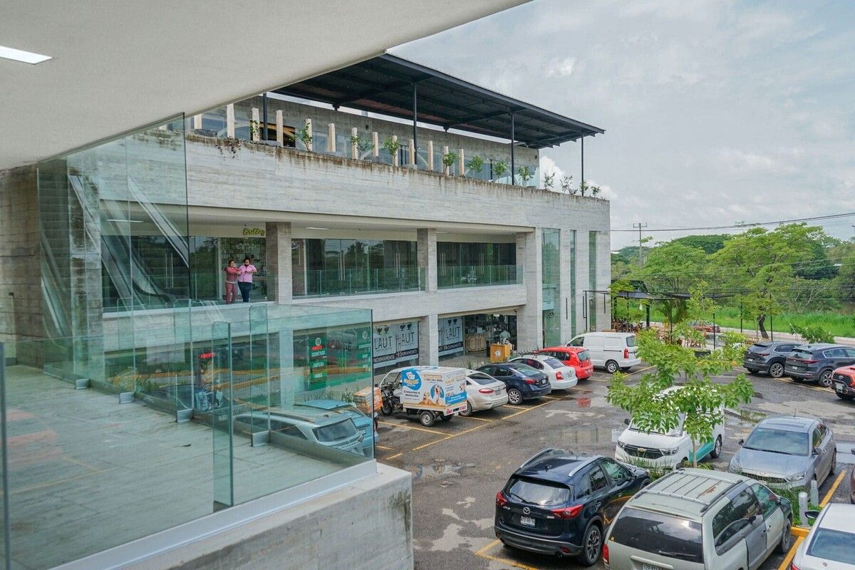 3 de 16: Vista a Estacionamiento y al lado derecho de la plaza