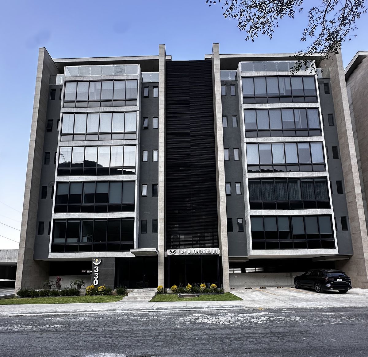 1 de 19: Edificio con 11 departamentos