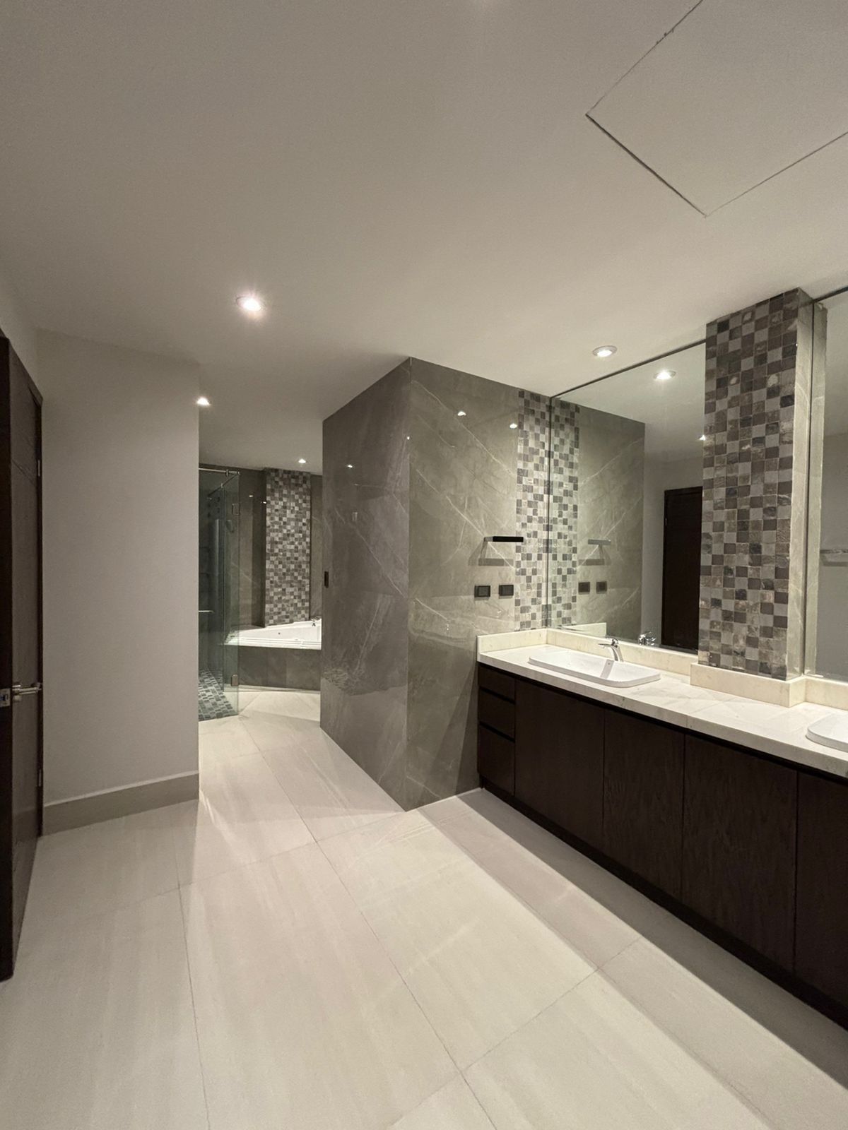 3 de 13: Baño vestidor recamara principal