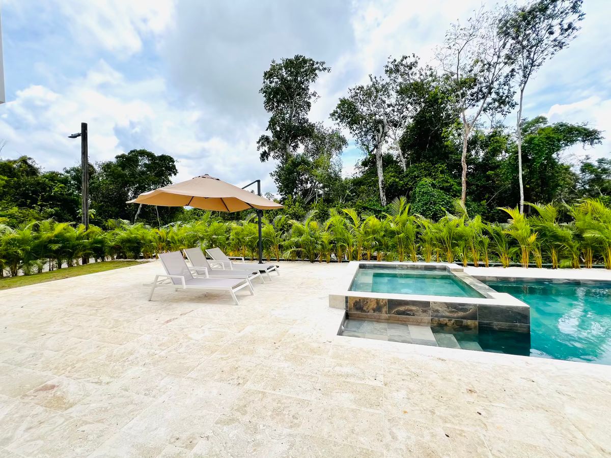 12 de 31: Piscina-Jacuzzi y Deck