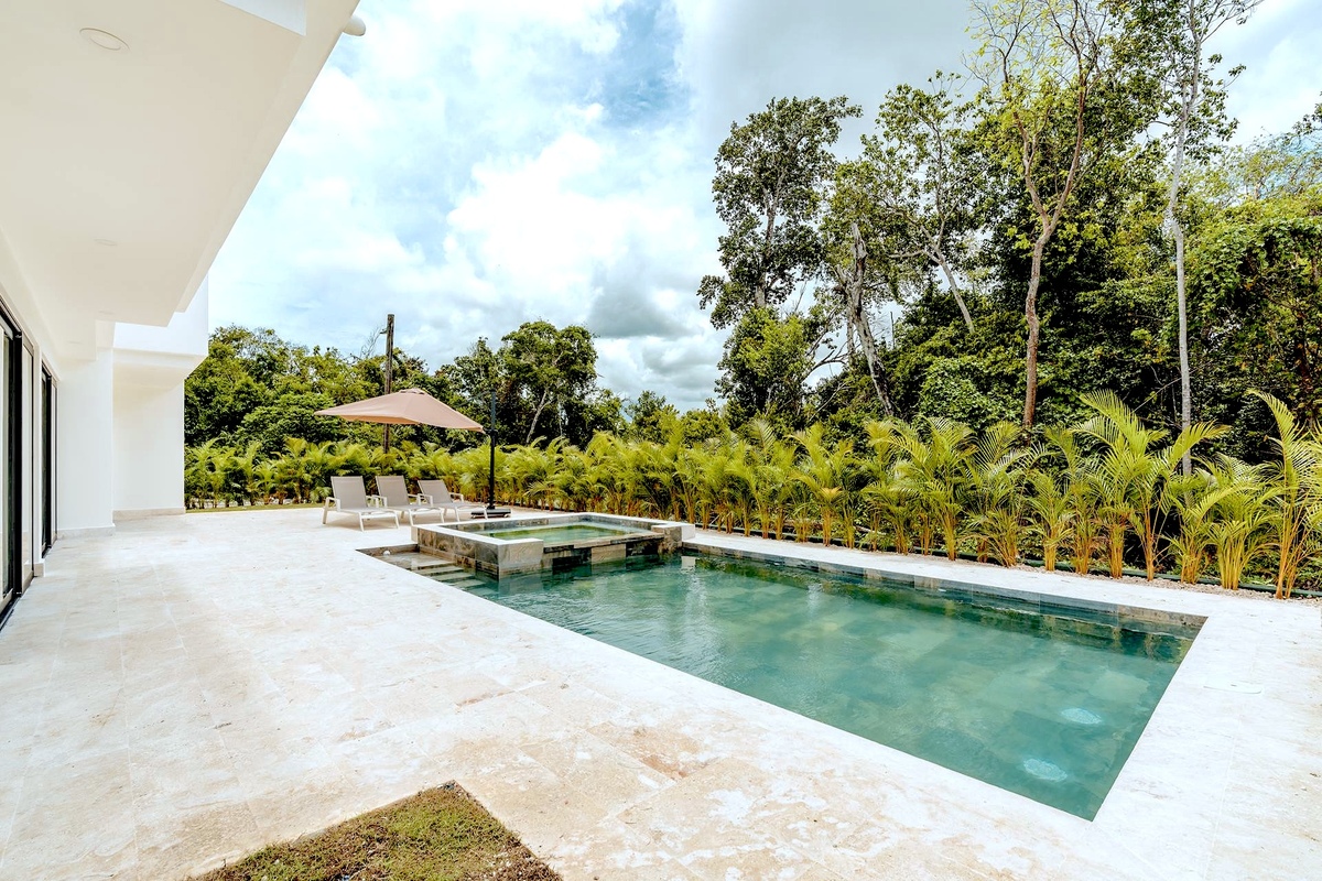 9 de 29: Piscina-Jacuzzi y Deck