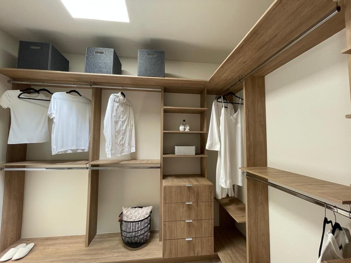 9 de 13: Vestidor habitación principal