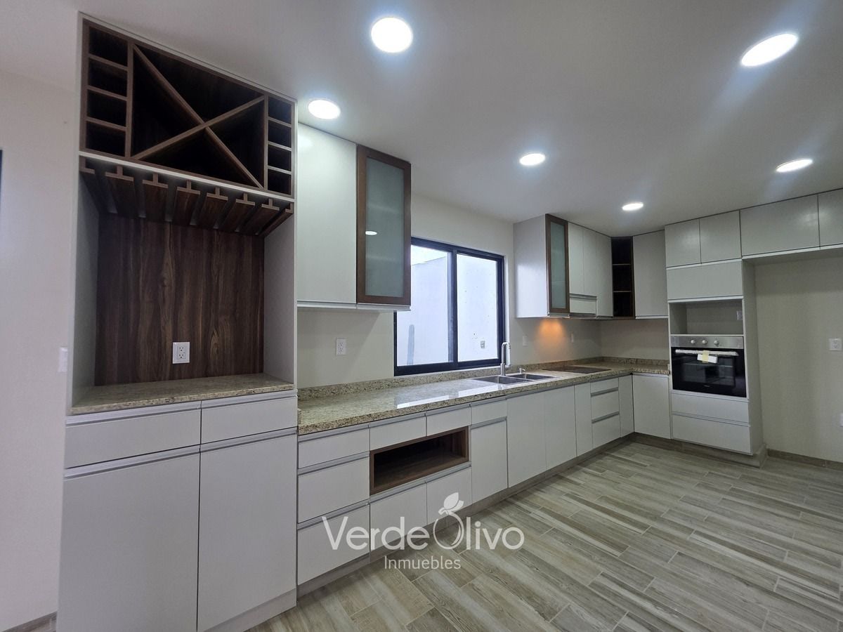 Casa en venta con recámara en PB. Vigilancia 24/7 en Zirándaro