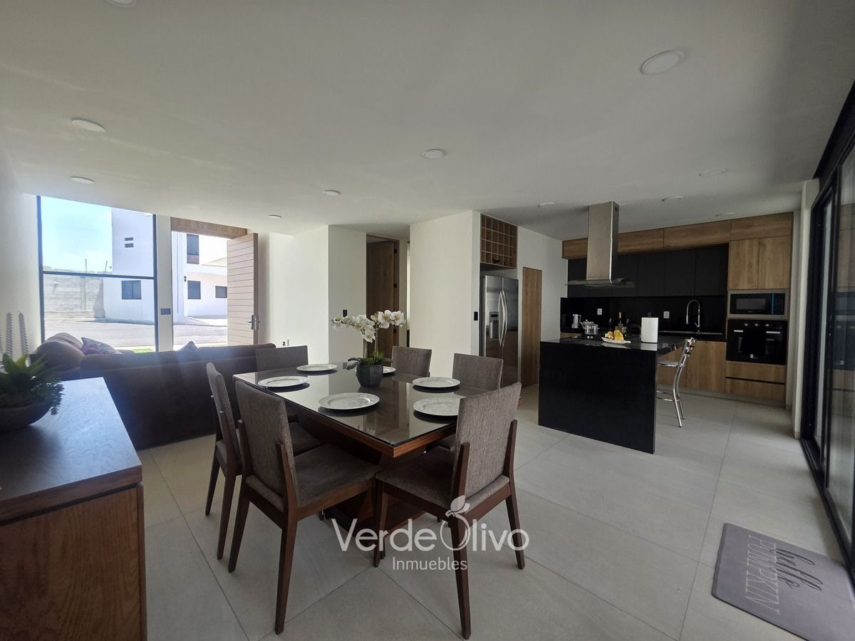 Casa con recámara en planta baja y cuarto de servicio