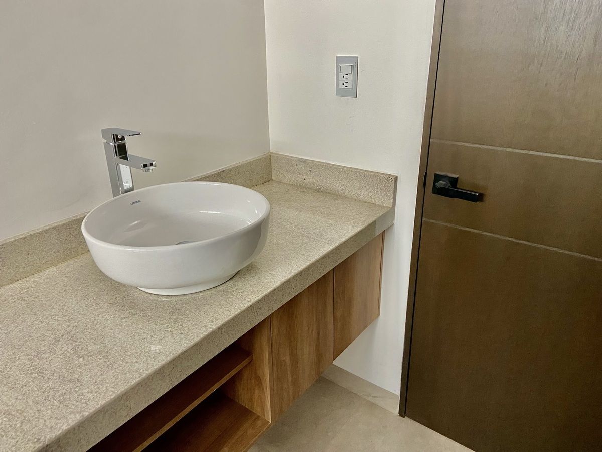 8 of 31: Baño completo área social acceso a la
Recámara planta baja
