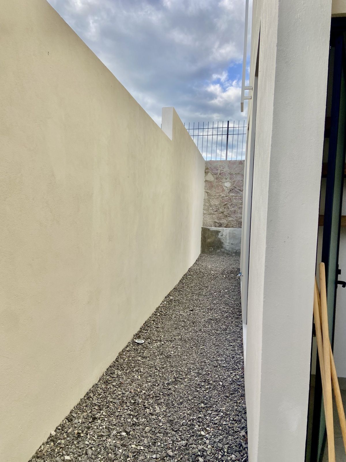 10 of 31: Acceso a jardín