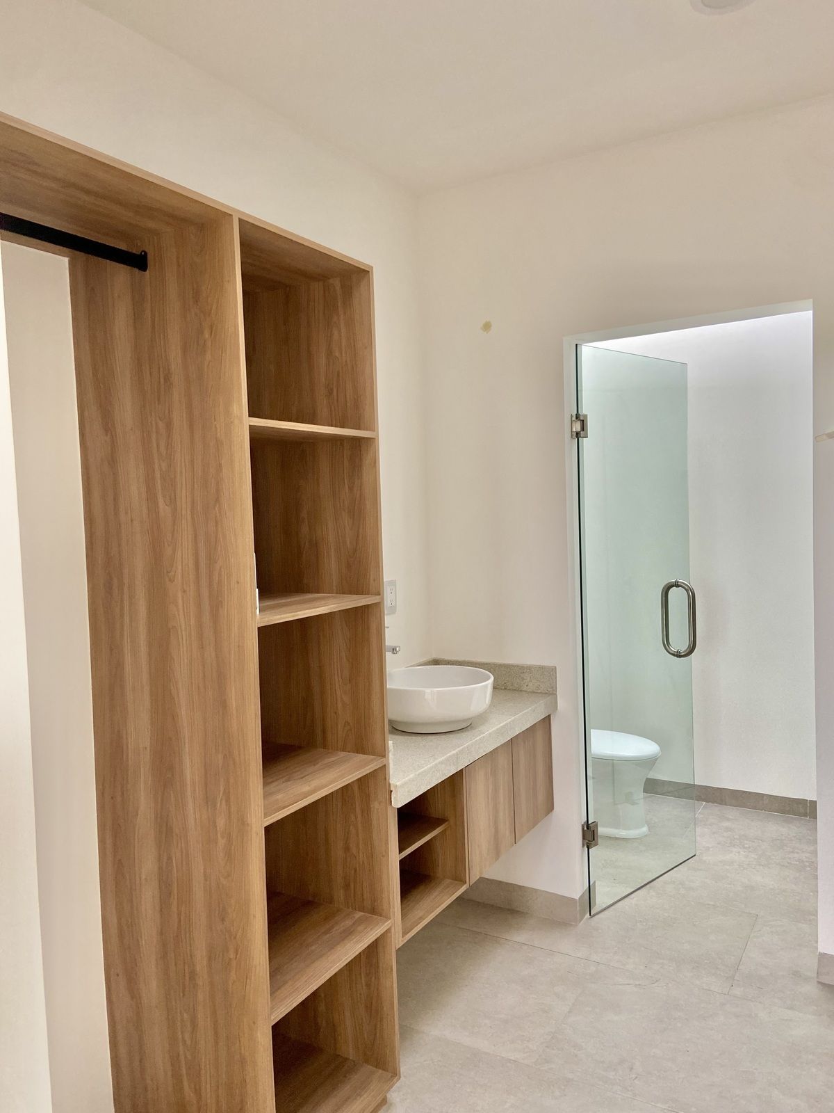 24 of 31: Amplio vestidor y baño