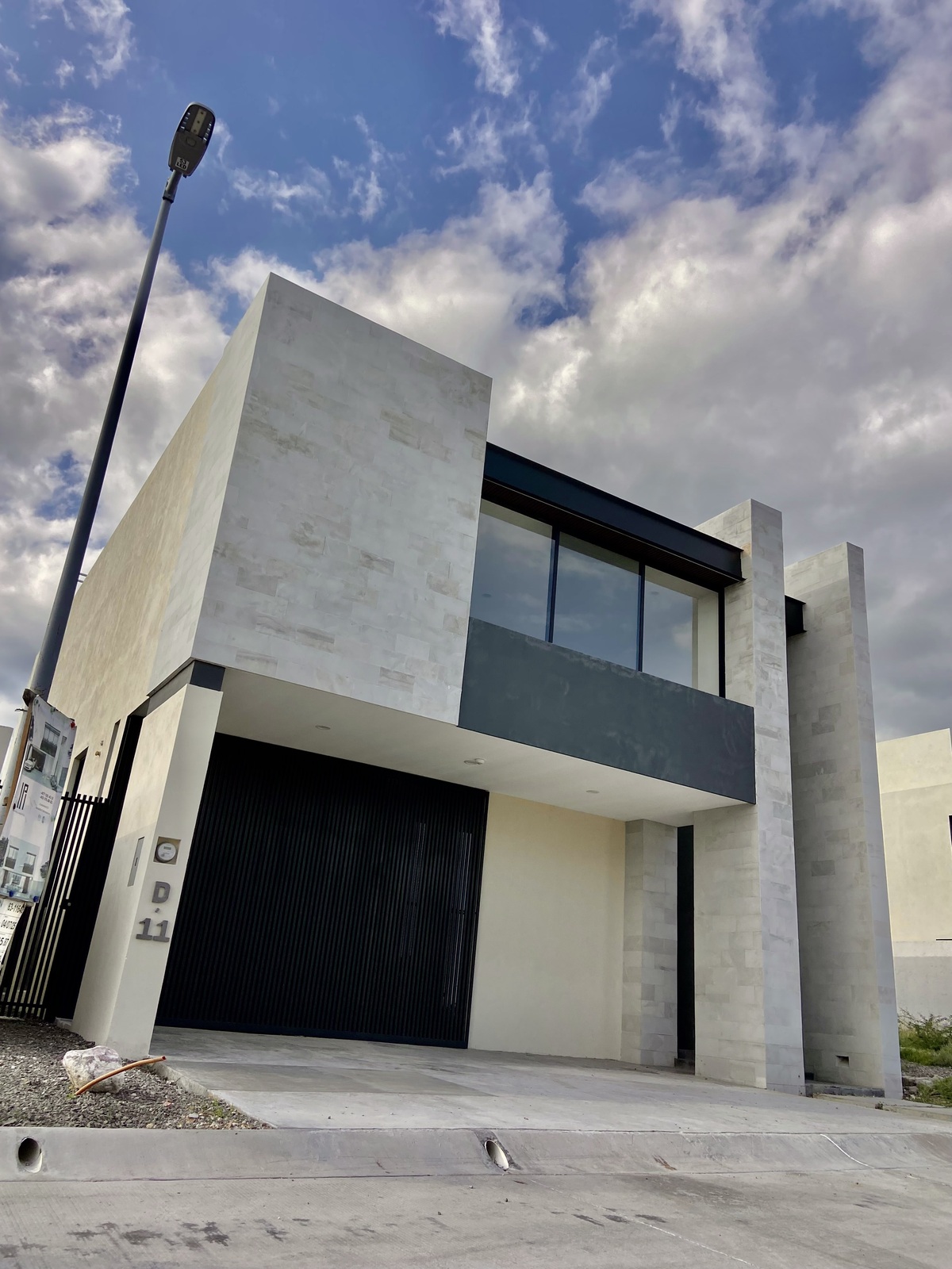 2 de 33: Fachada Principal