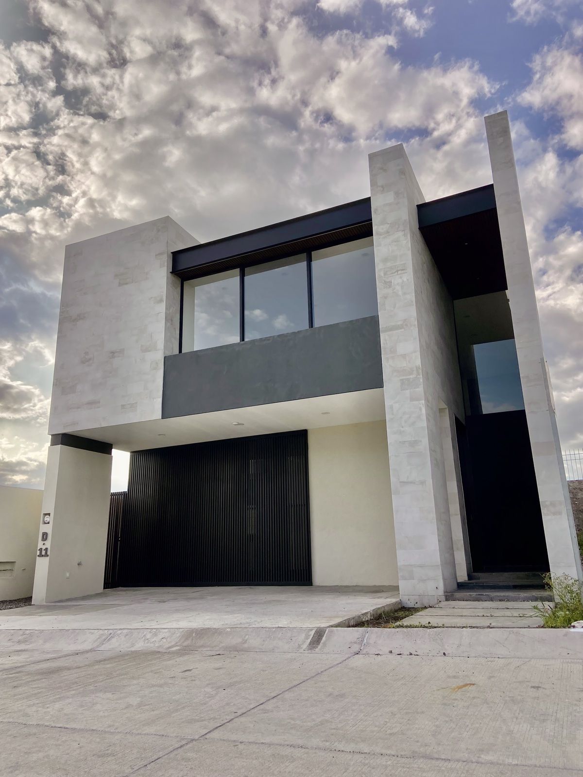 1 of 31: Fachada principal