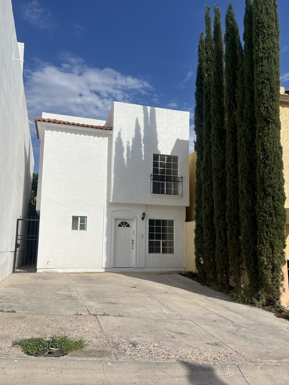 Fachada y cochera para 4 autos