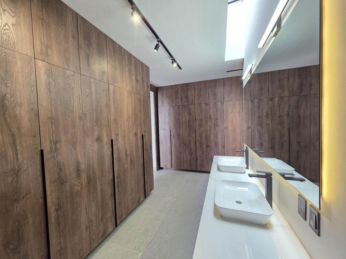 13 de 28: baño completo y vestidor de master suite