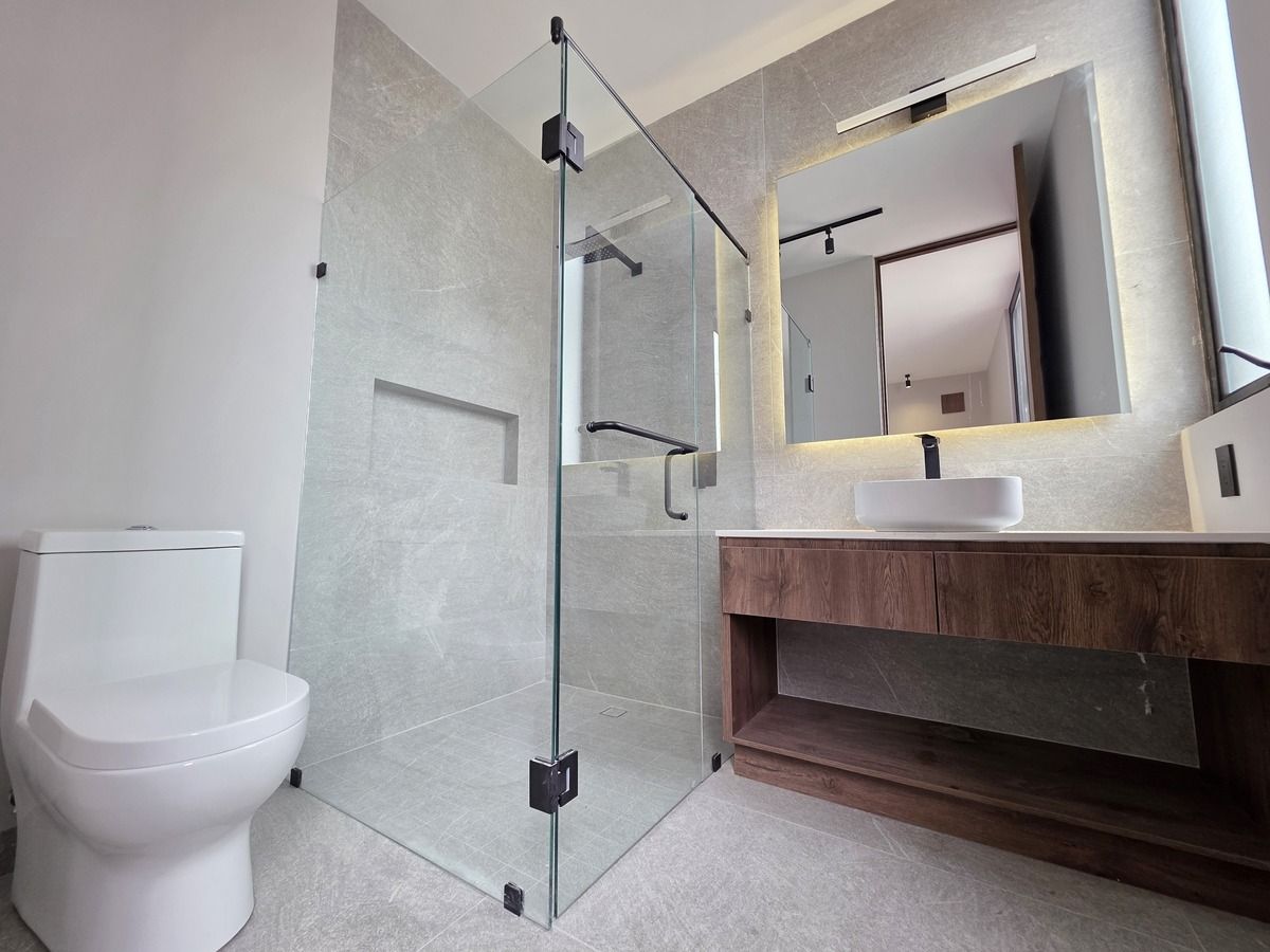 18 de 28: baño completo de 1a jr suite