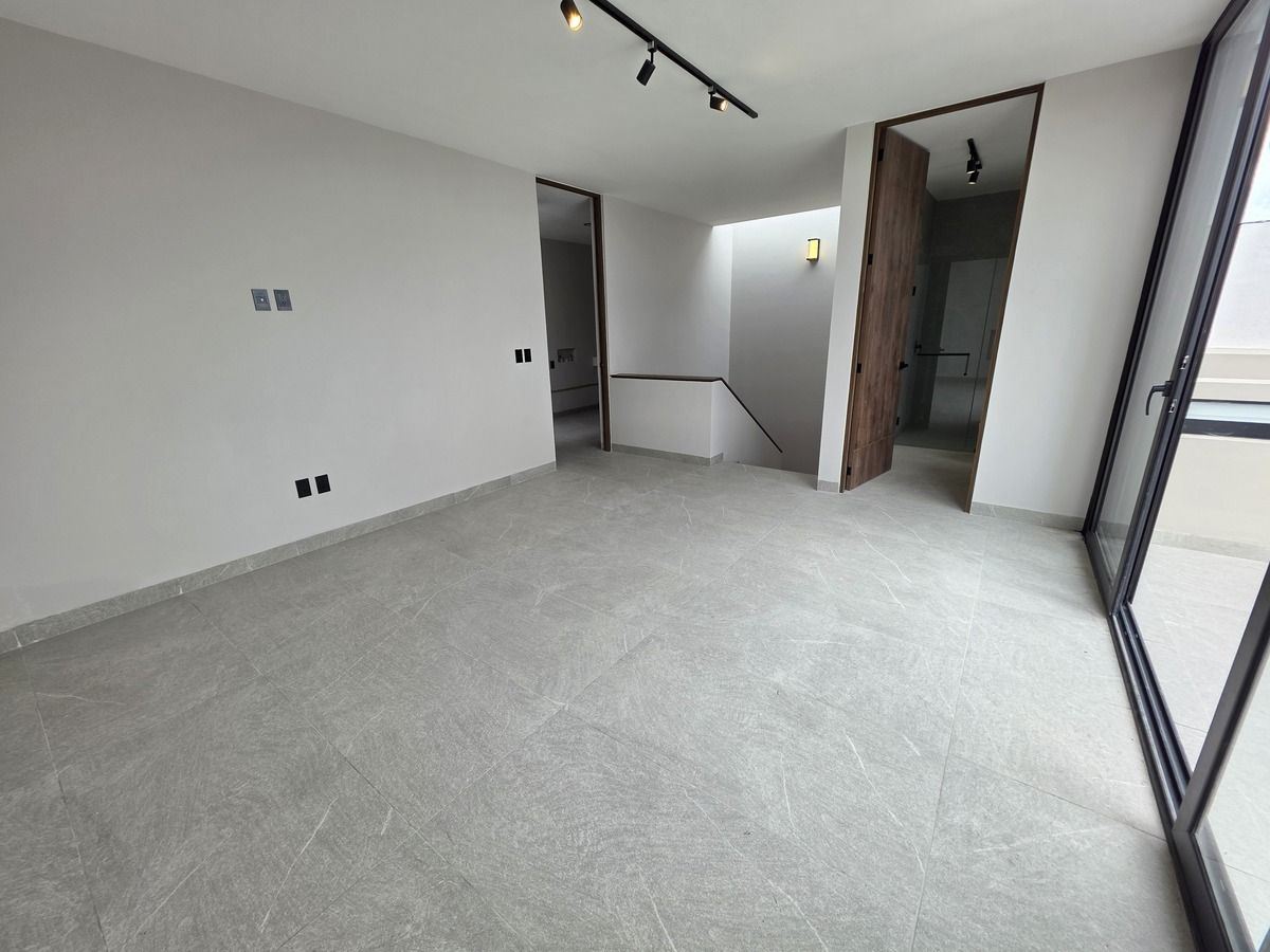24 de 28: sala de juegos o de tv con baño completo