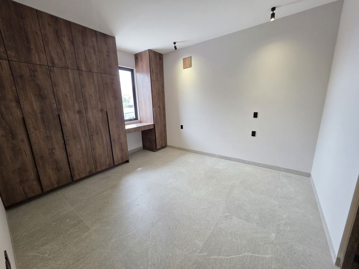 7 de 28: habitacion con baño completo en planta baja