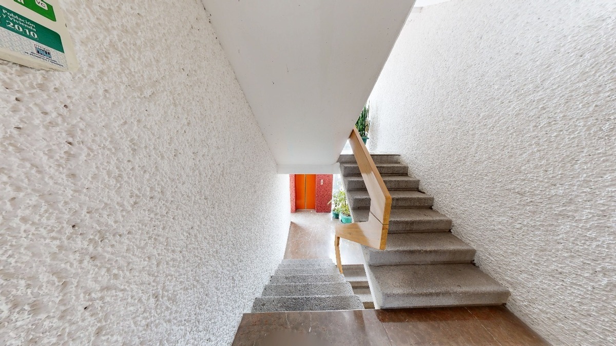 19 de 19: Escaleras y elevador
