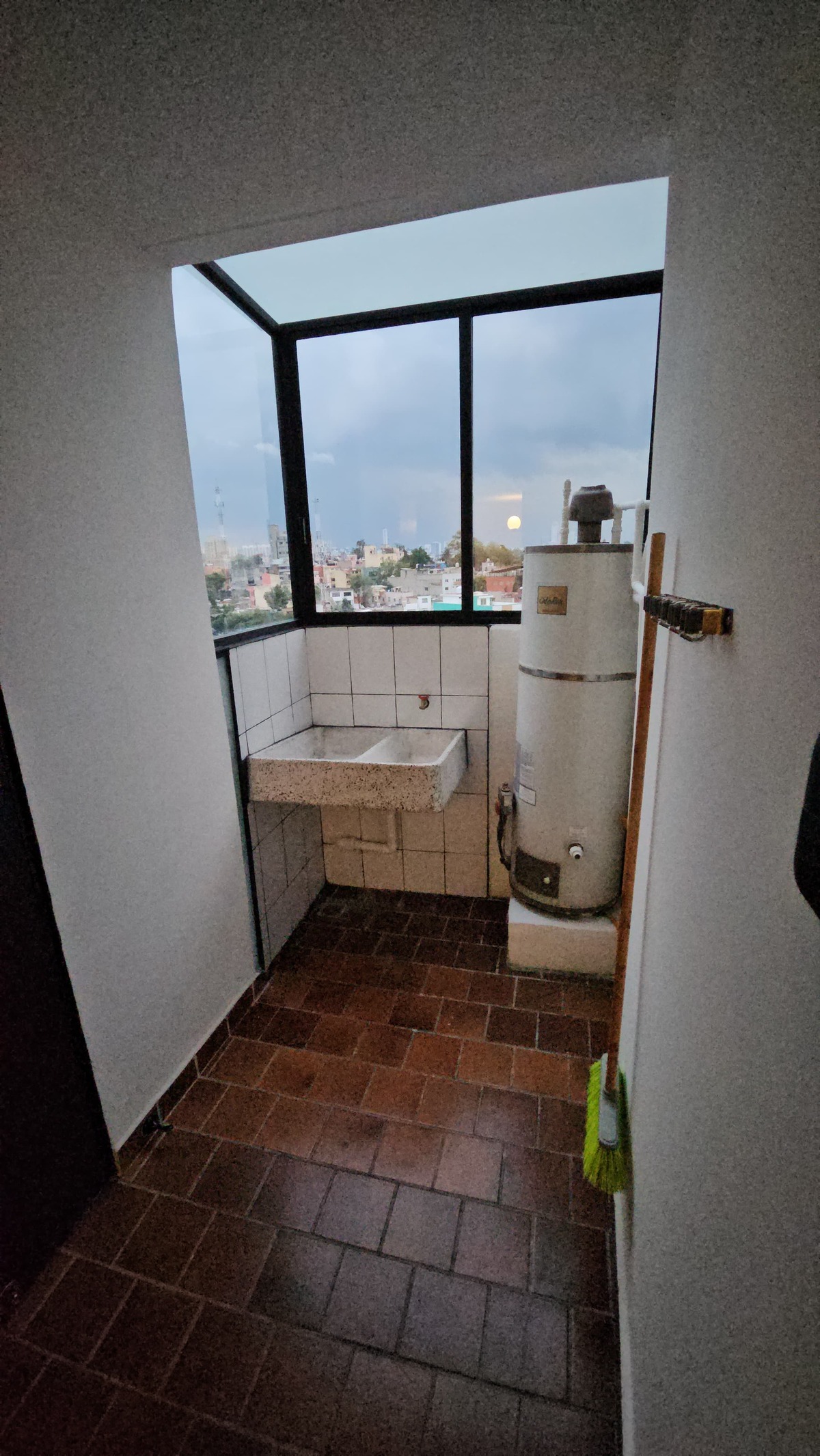6 de 19: Área de lavado dentro de cocina