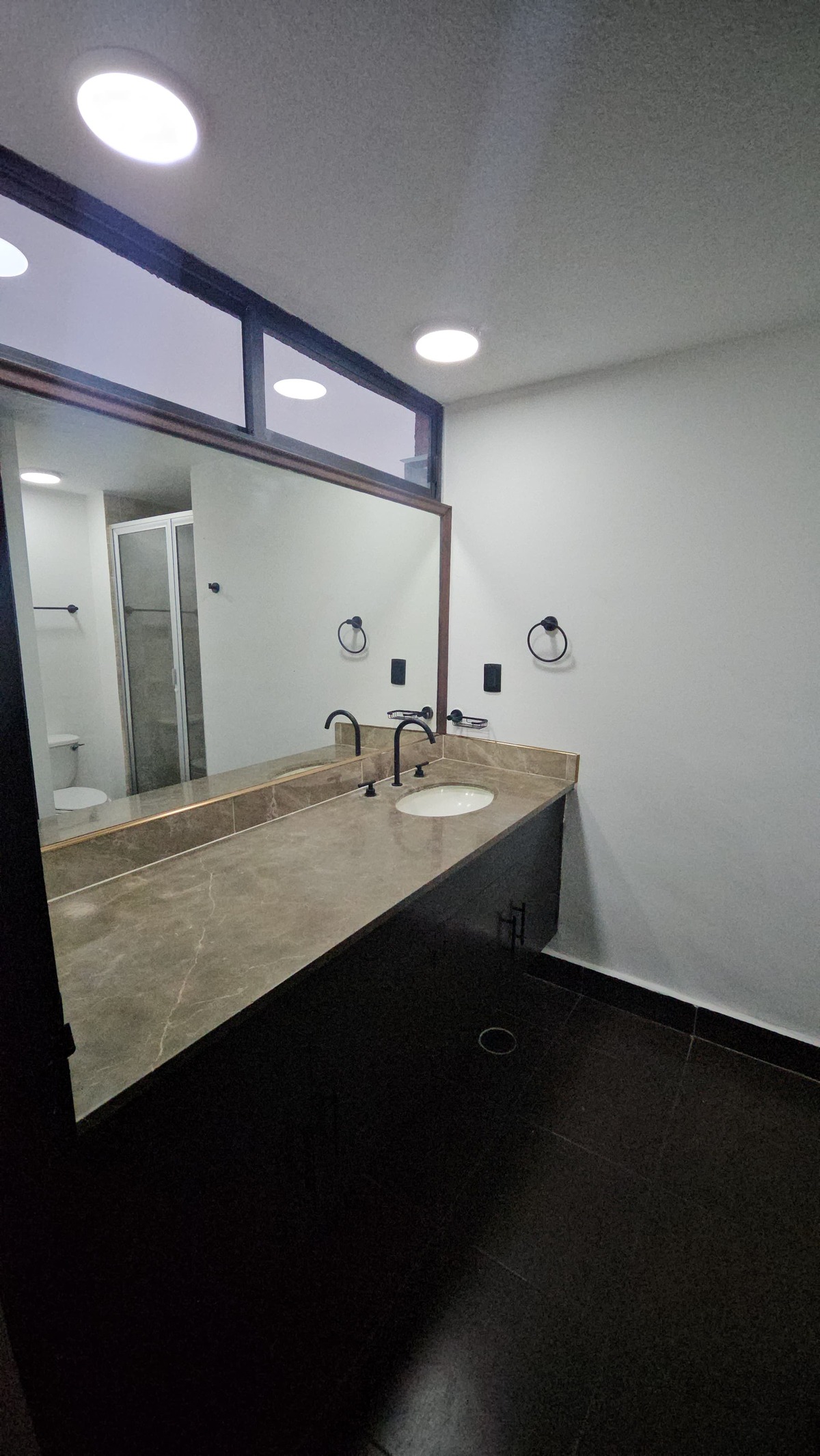 12 de 19: Recámara PB con baño completo
