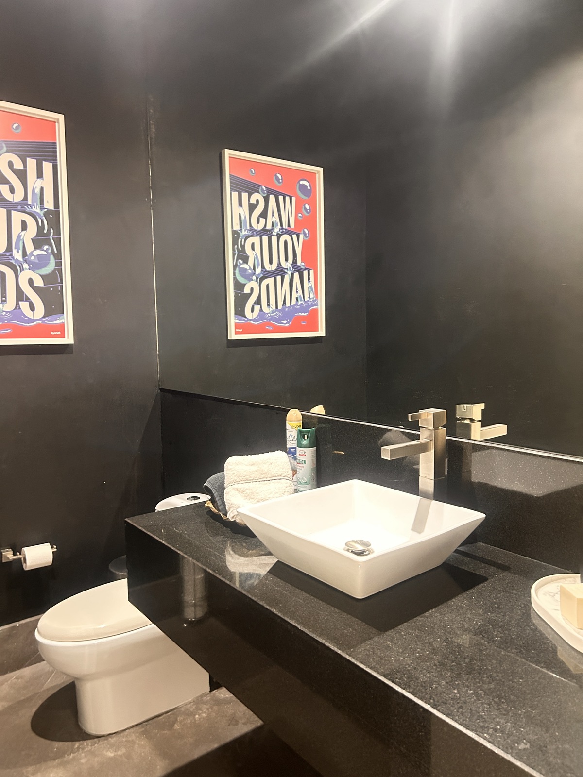 3 de 18: BAÑO DE VISITAS