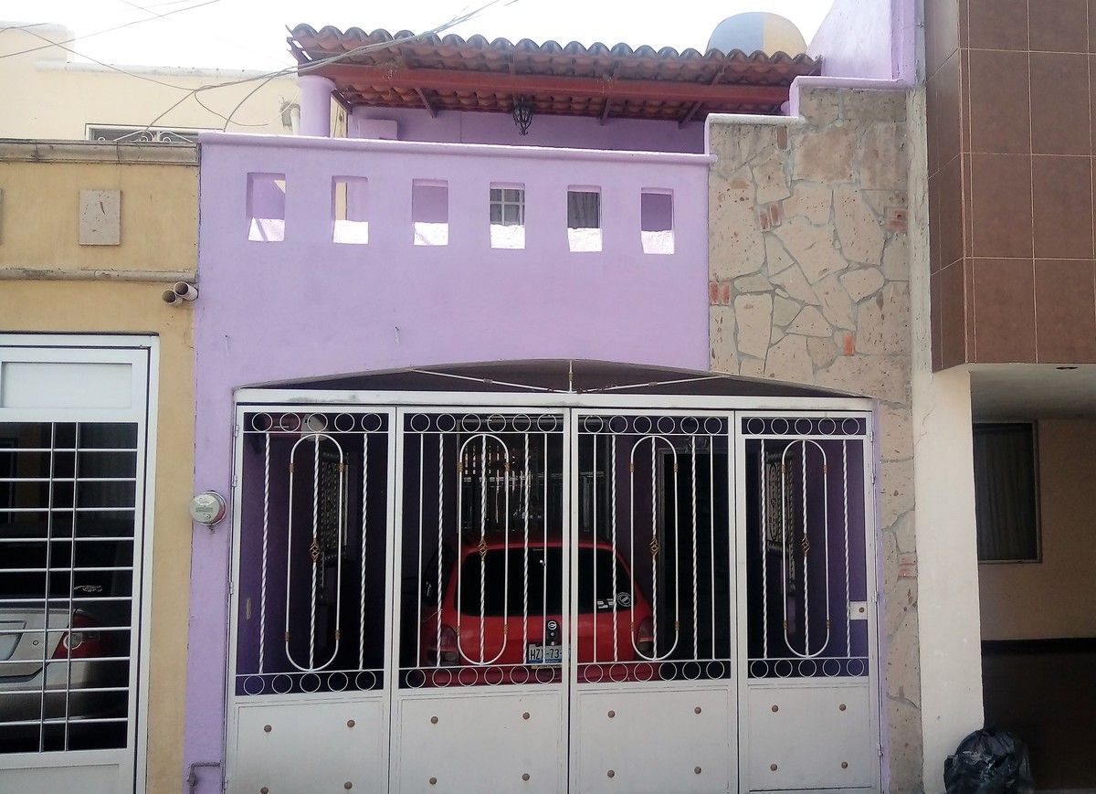 1 de 15: Bonita fachada con detalles en piedra y terraza. 