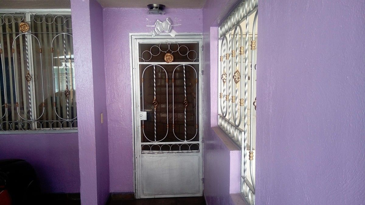 2 de 15: Puerta principal y protecciones en herrería