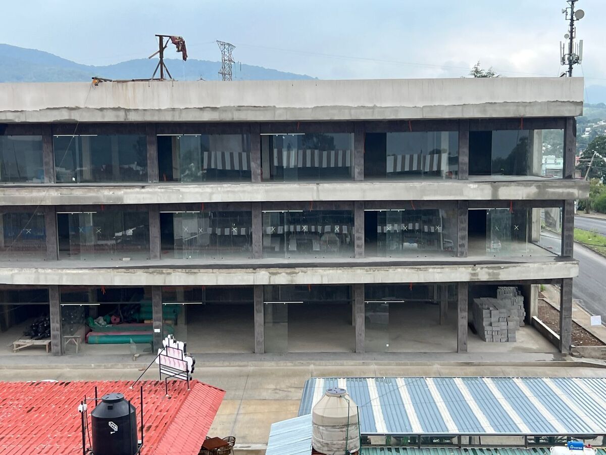 4 of 4: Plaza en construcción