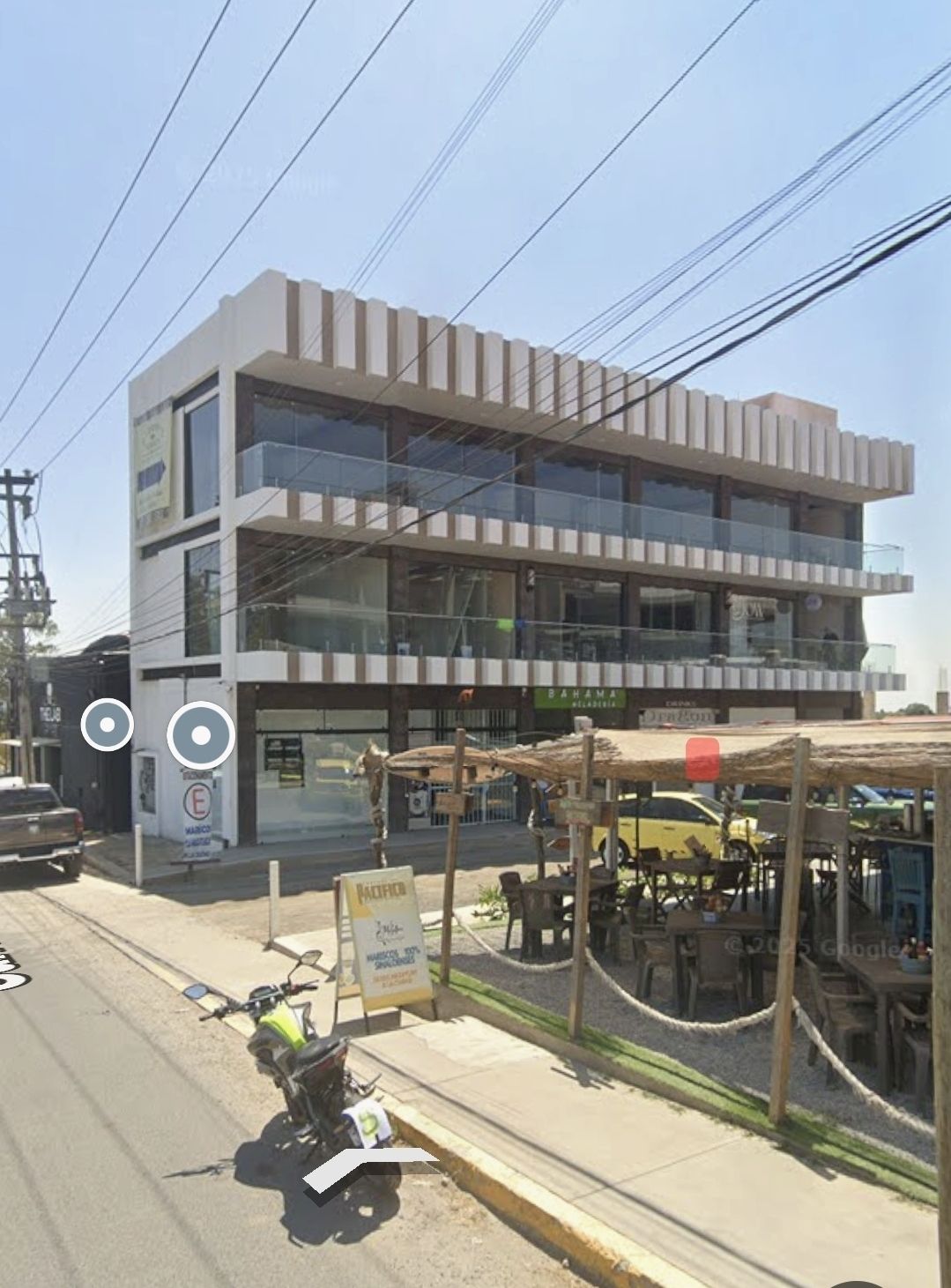 1 of 4: Plaza en funcionamiento