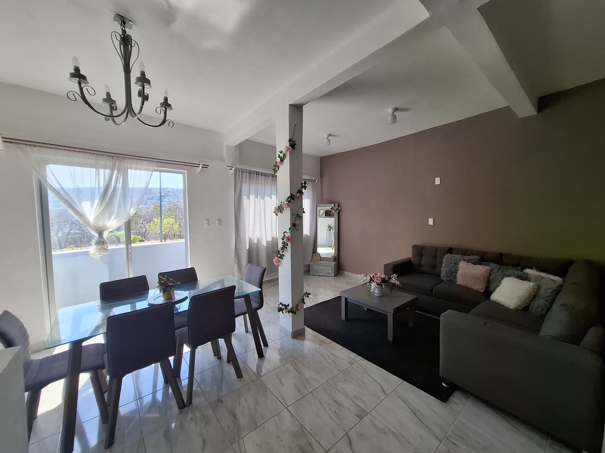 2 de 23: Sala de tv y balcón