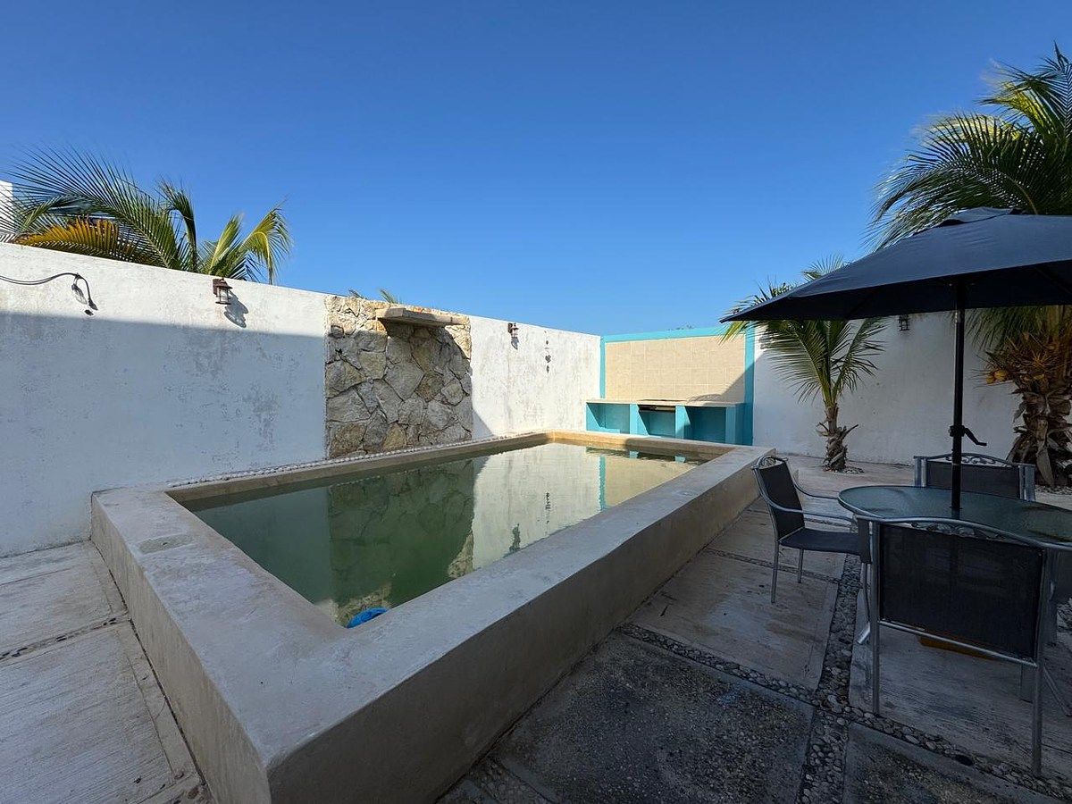 17 of 23: Terraza con alberca de la casa