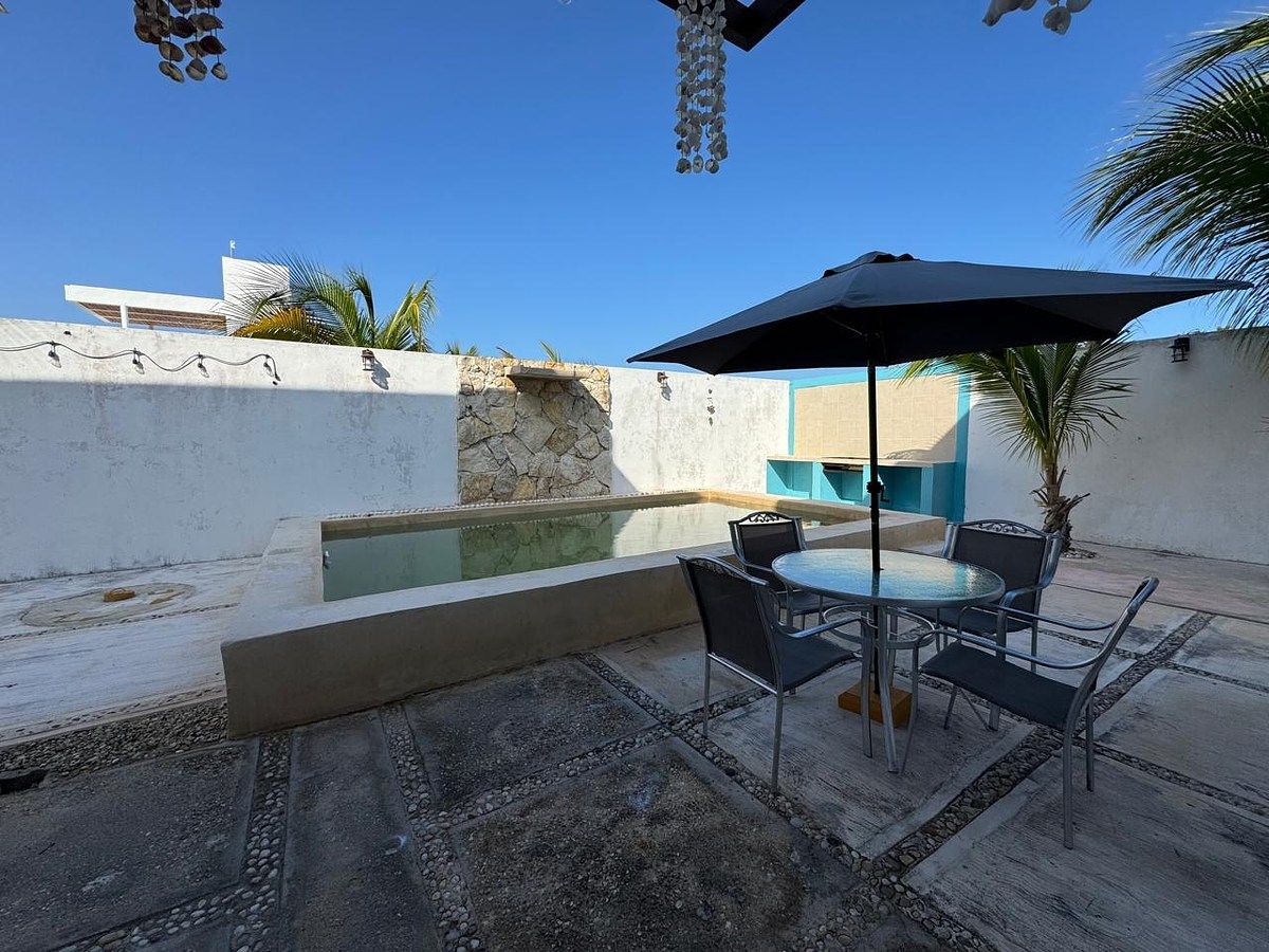 19 de 25: Terraza con alberca de la casa