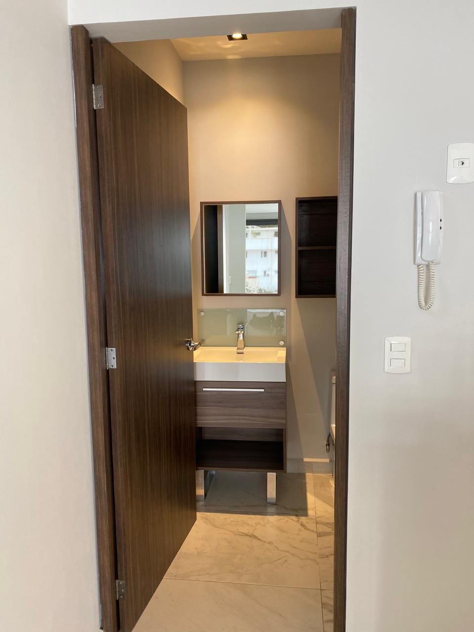 9 de 48: medio baño de visitas