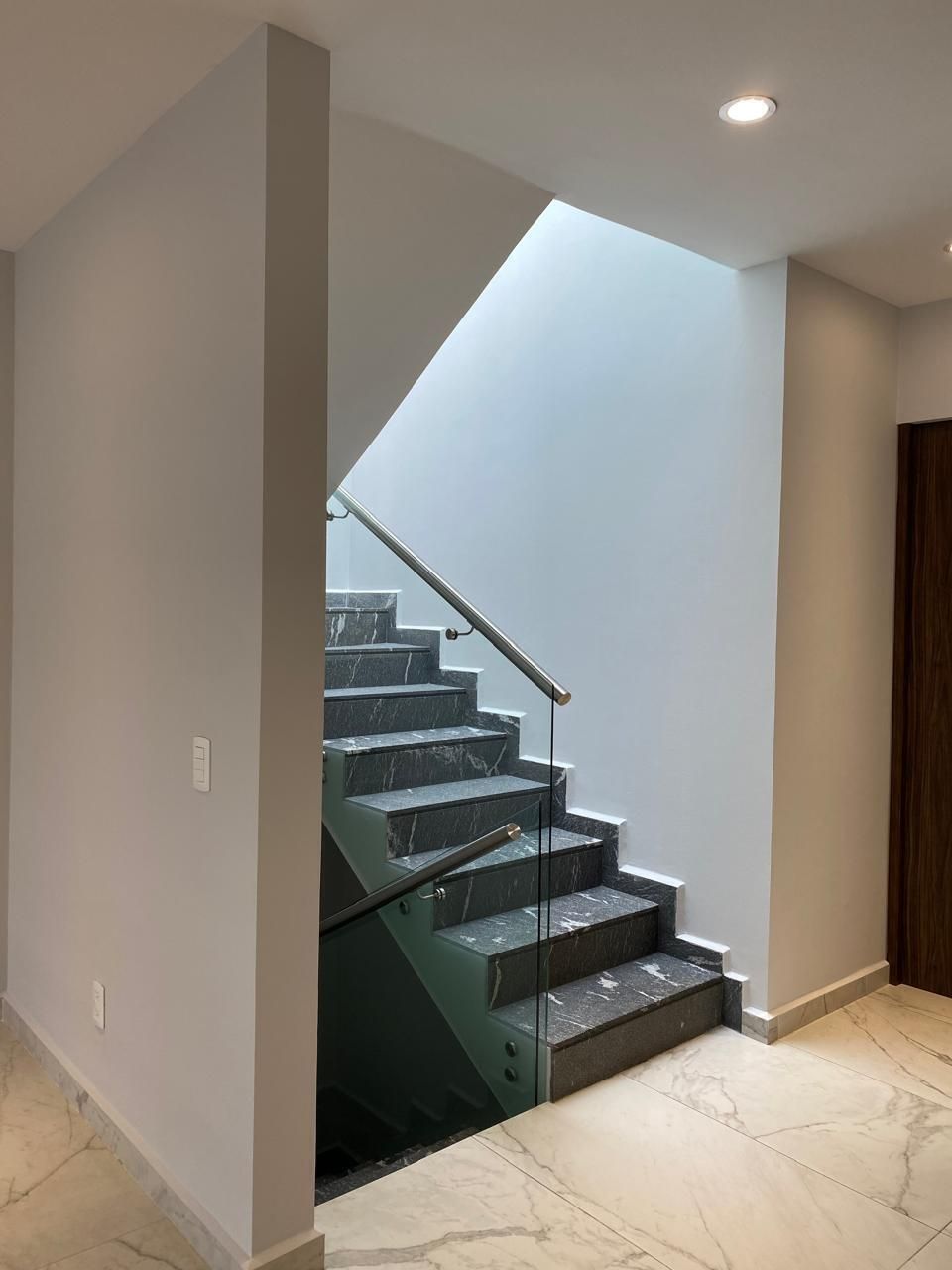 24 de 48: cristal templado y acero en barandales