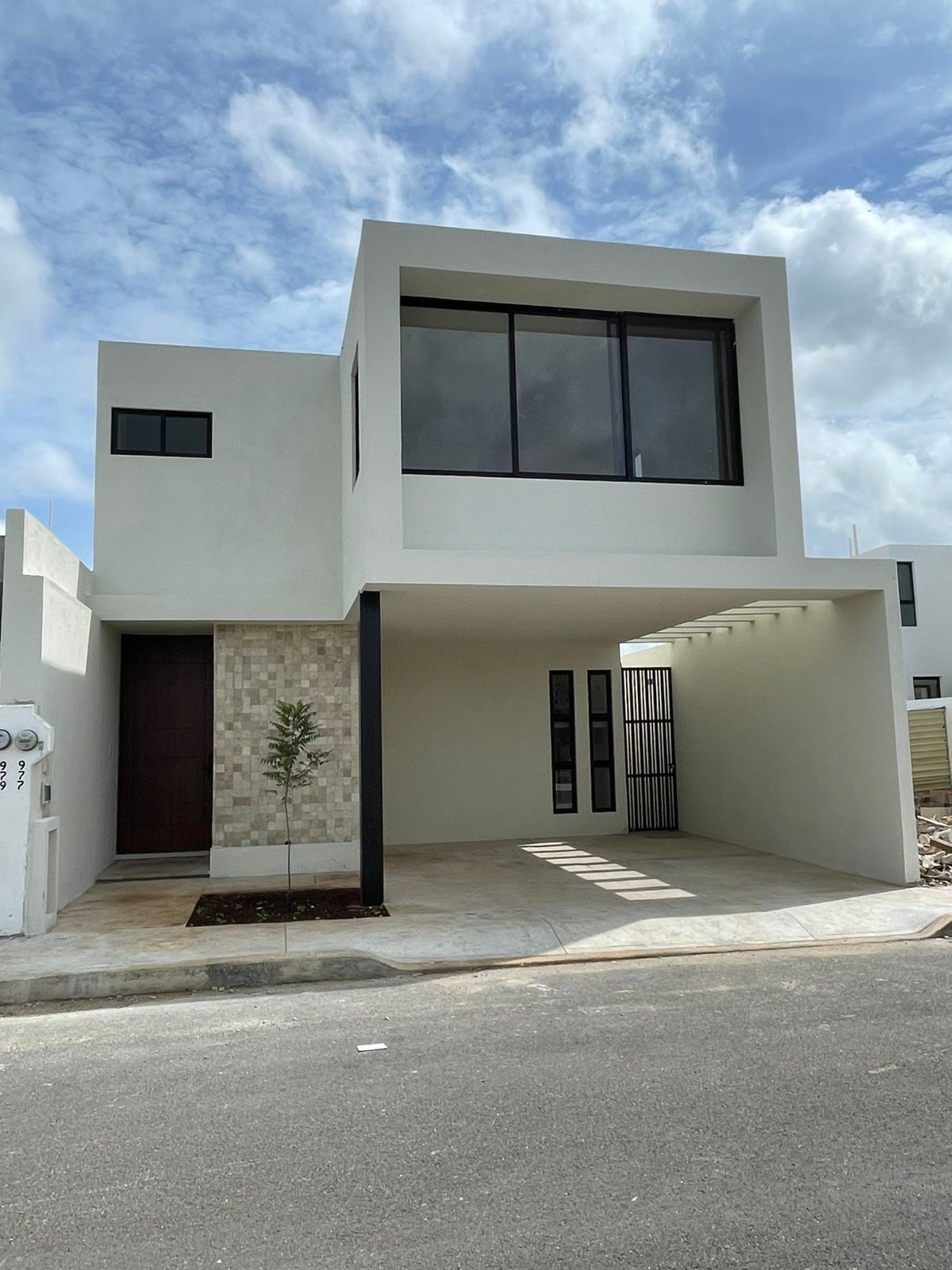 Casa moderna con alberca y doble altura en Real de Montejo  Fracc. Libelulas