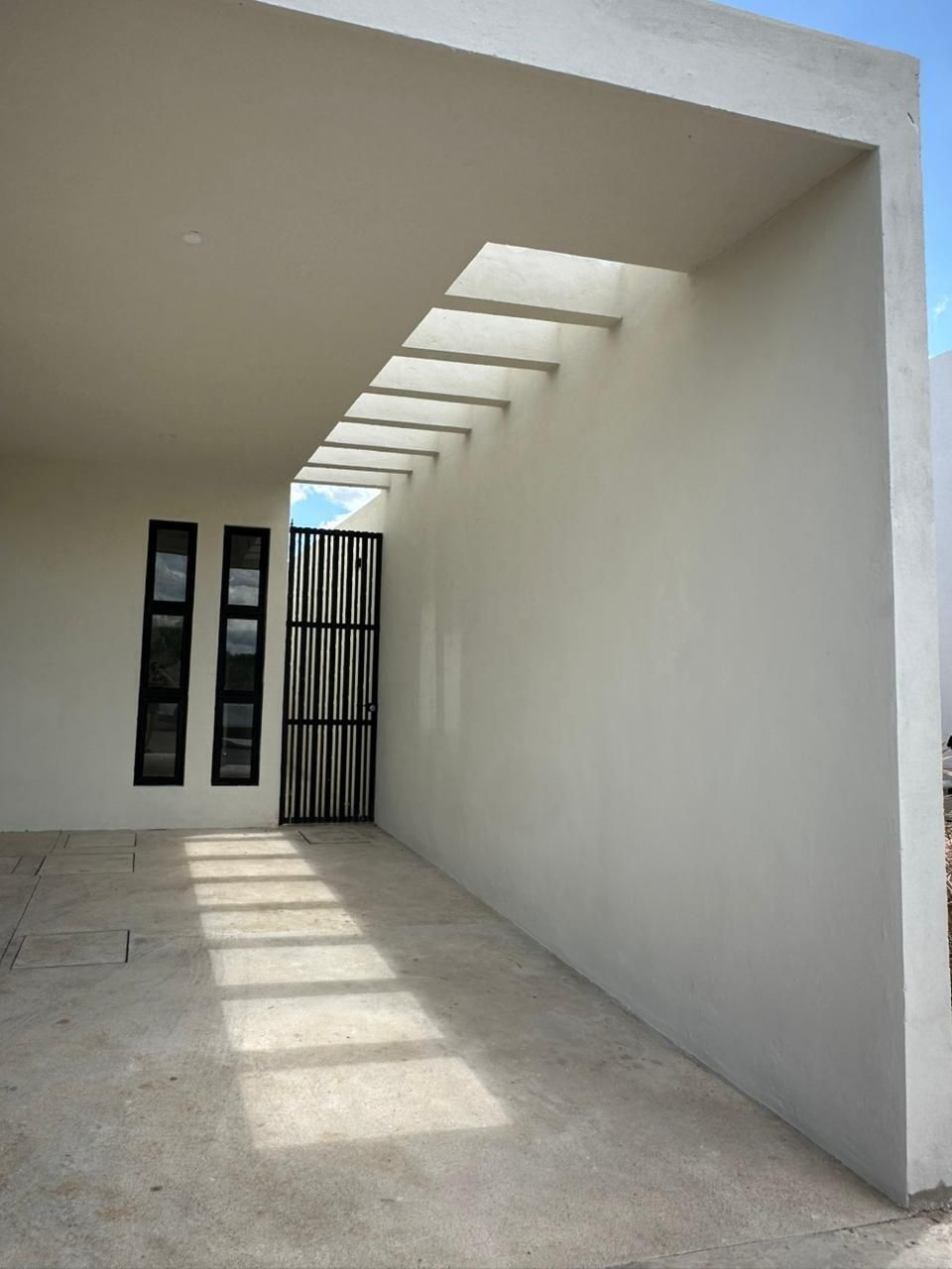2 of 14: Acceso a pasillo lateral
