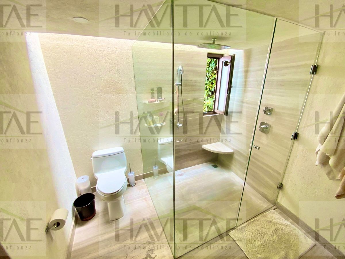 22 de 35: Baño privado recamara principal con vistas verdes