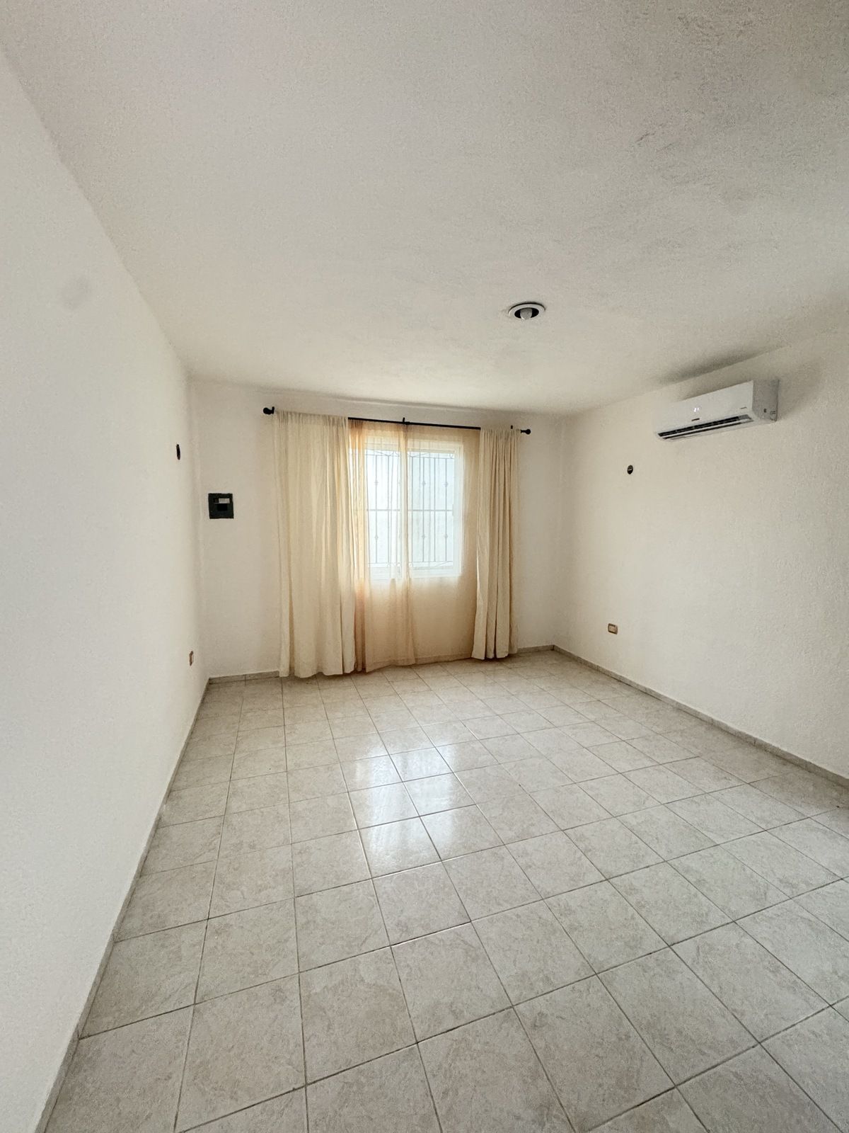 4 of 23: Habitacion 1